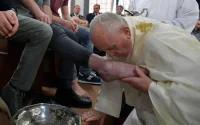 Le pape François embrasse les pieds d'un Marocain après les avoir lavés