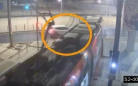 Le moment où une voiture percute le tramway à Casablanca (vidéo)