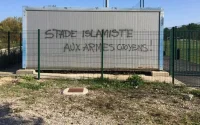 France : des tags racistes sur une mosquée en construction