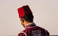 Un simple fez marocain lui vaut une interpellation en Turquie