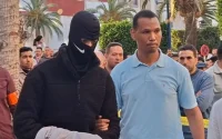 Braquage à Al Hoceima : le suspect présumé rejoue son attaque devant la police