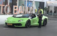 Pays-Bas : un influenceur marocain condamné pour avoir laissé son fils de 6 ans conduire une Lamborghini