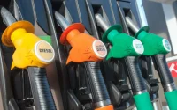 Lundi noir à la pompe : Le gazole bondit de 2 DH, l'essence s'approche des 15 DH