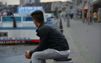 Son père meurt au Maroc, sa mère y repart : ce mineur marocain se retrouve seul aux Pays-Bas