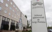 Son mari a une carte de dix ans, la France ne lui en donne qu'un : la justice impose le même titre