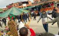 Marrakech : bain de foule pour le Prince Moulay El Hassan à Jemaa El Fna
