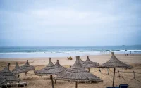 Sa famille le croit perdu au Maroc, lui prolonge ses vacances à Agadir