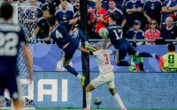 Noussair Mazraoui pris entre deux Écossais : la photo qui symbolise le combat du Maroc
