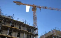 Rennes : une banderole islamophobe accrochée à une grue de 44 mètres