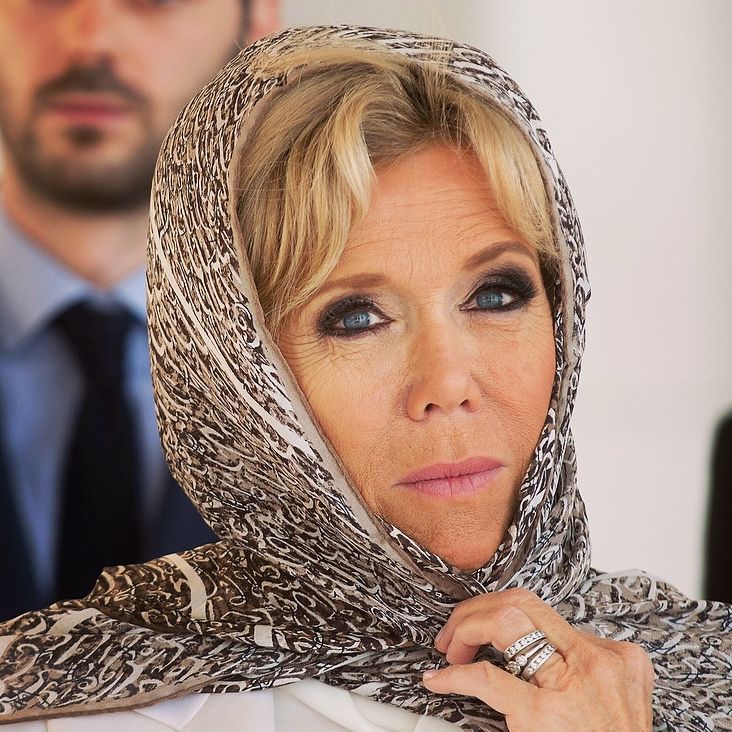 Qui a créé le foulard porté par Brigitte Macron à Abou Dhabi ? (photos)