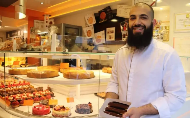 Un pâtissier d'origine maghrébine réussit en France malgré le racisme ordinaire 