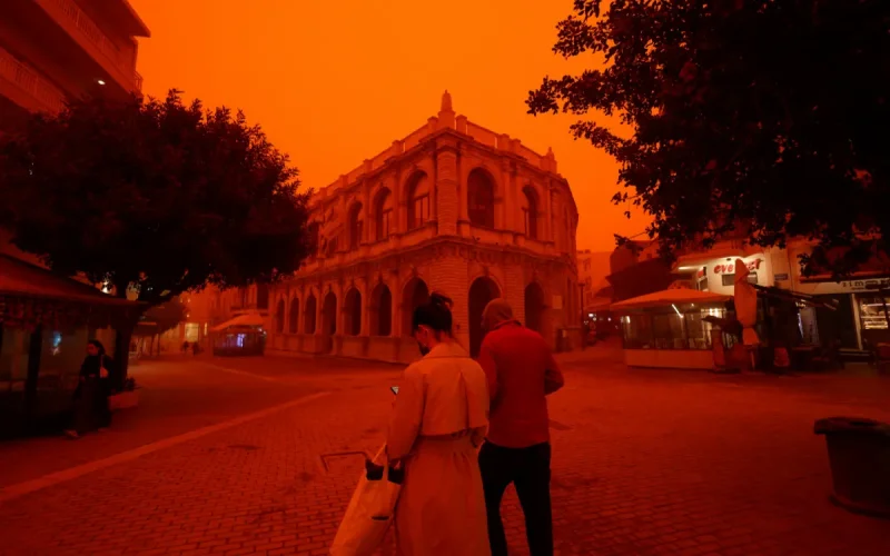 Ciel orange et vols déroutés : une tempête de sable du Sahara paralyse la Crète