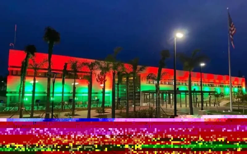 L'ambassade des États-Unis d'Amérique aux couleurs du drapeau marocain