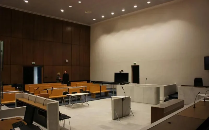 Ambassadeur de la famille royale du Maroc : deux escrocs devant la justice française 