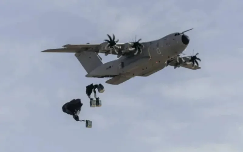 Des parachutistes britanniques et marocains mènent des exercices au Sahara