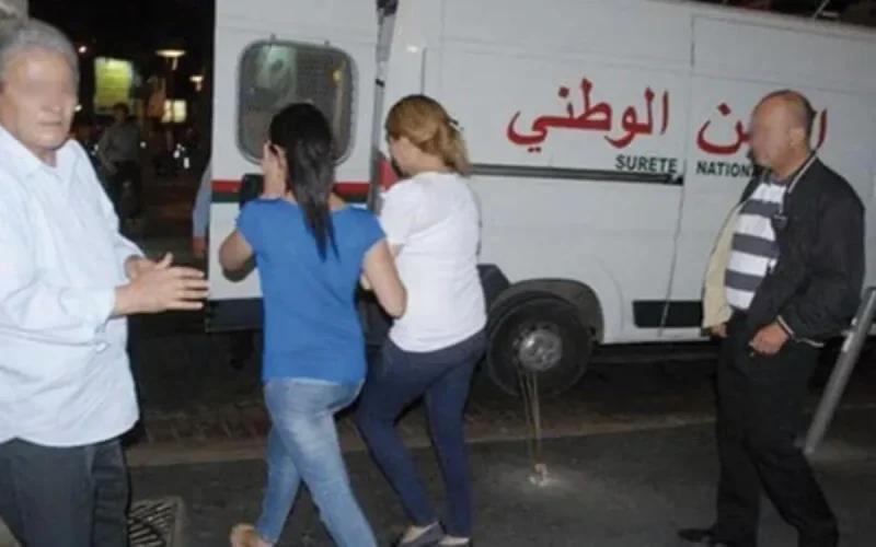 Arrestation de 30 jeunes filles et d'individus recherchés dans un cabaret clandestin à Beni Ansar