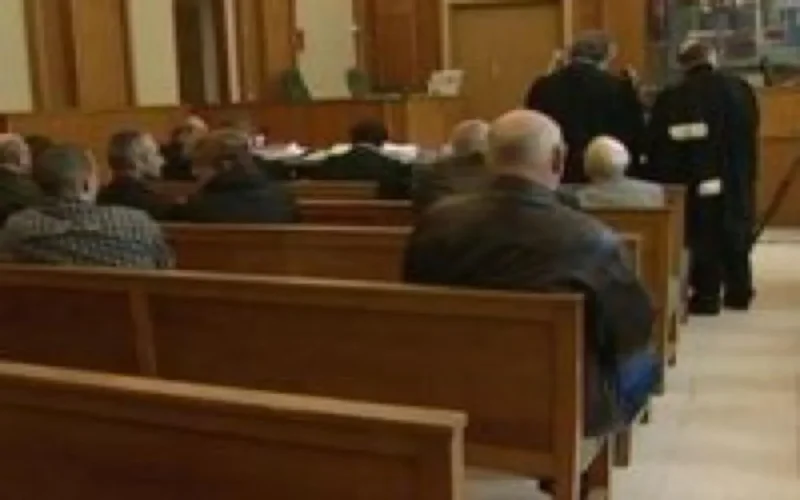 Le tueur à la hache nie tout en bloc