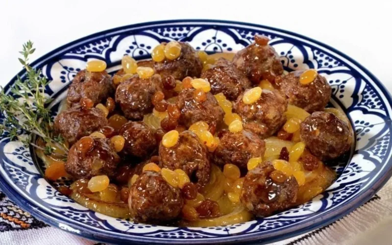 Tajine de boulettes de kefta aux raisins secs 