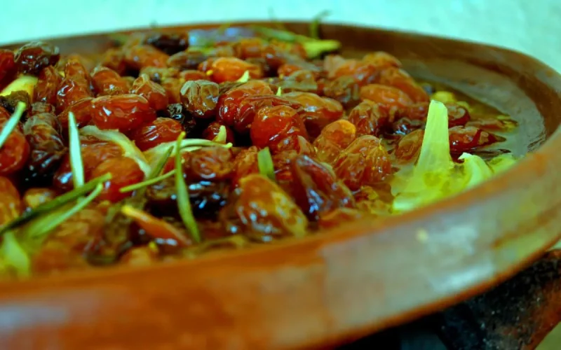 Tajine de lotte aux oignons et raisins secs