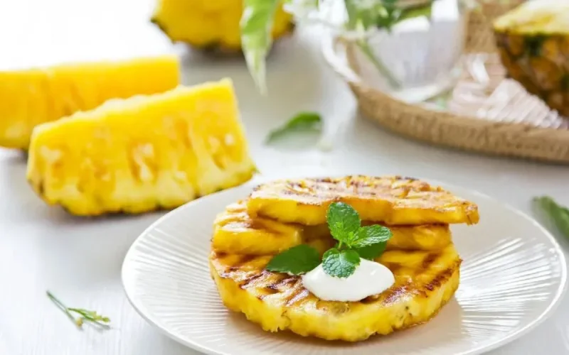 Ananas grillé à la sauce vanille
