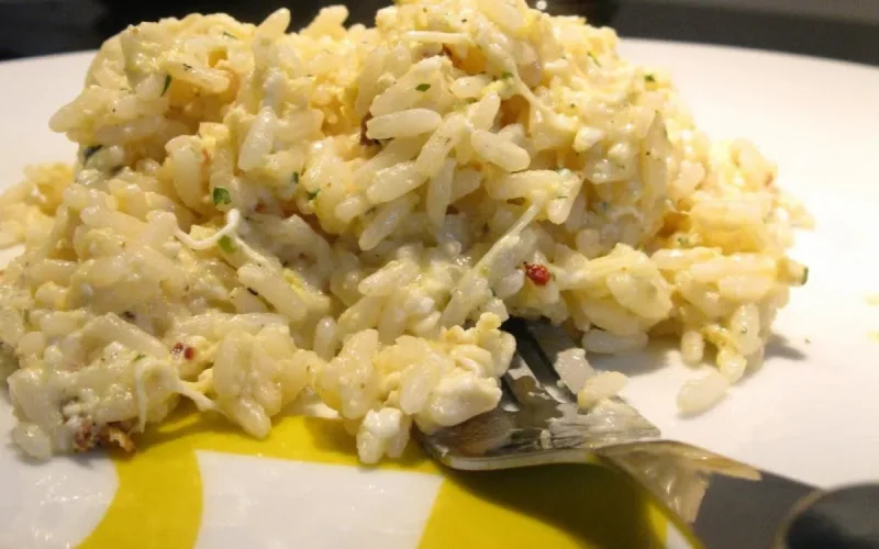 Salade de riz aux œufs brouillés et aux amandes 