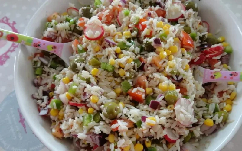 Salade de riz aux raisins secs et aux pignons 