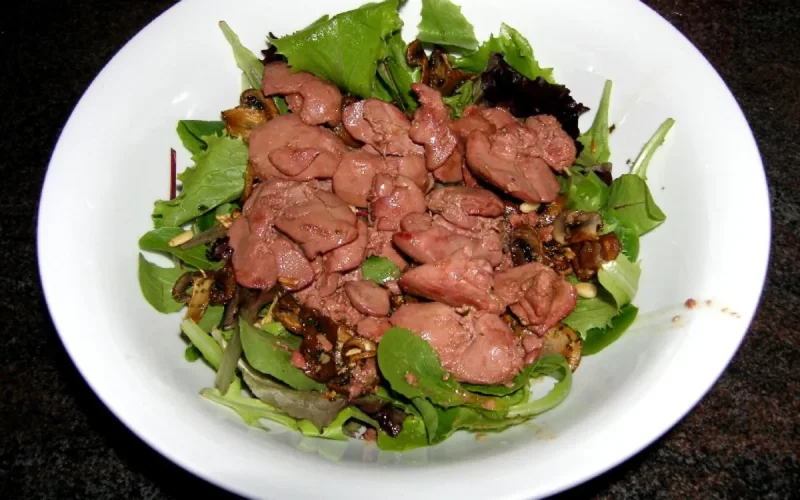 Salade tiède de foies de volaille 