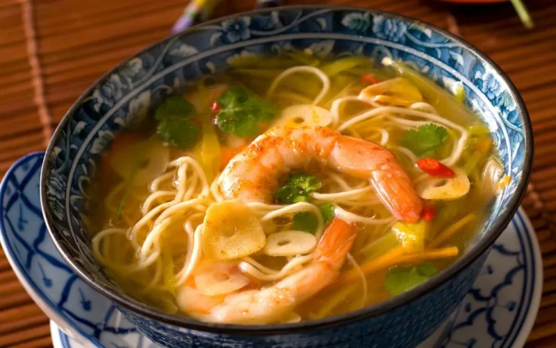 Soupe de crevettes et nouilles chinoises 