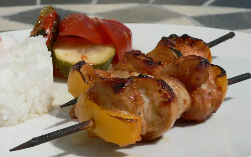 Brochettes de viande au riz et basilic