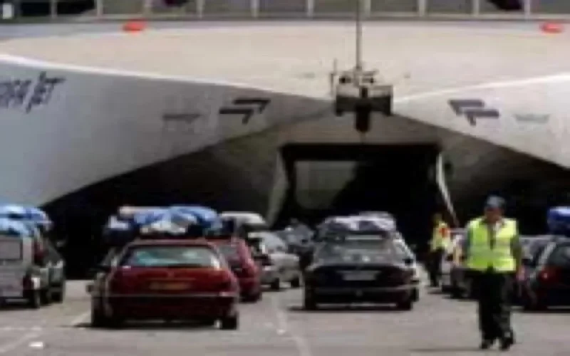 Tanger : Une voiture glisse de la passerelle d'embarcation d'un ferry