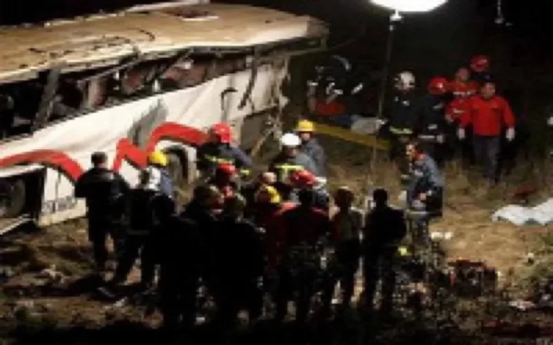 Collision entre un camion et un car : 4 morts et 19 blessés