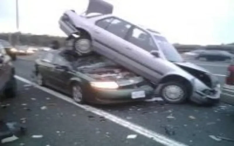 Une collision entre deux voitures fait 9 morts