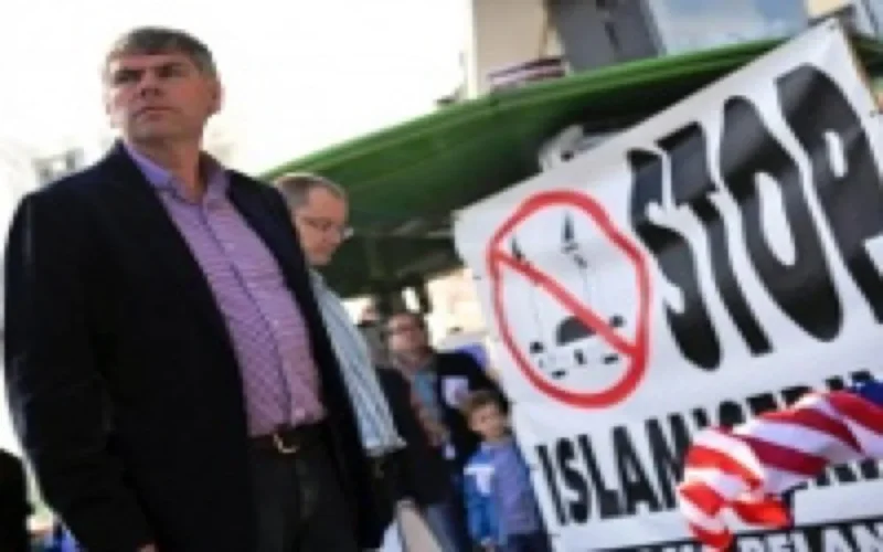 Des membres de l'extrême droite belge forcent des enfants à manger du porc