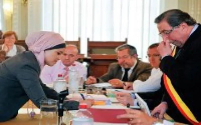 Layla Azzouzi, élue voilée en Belgique