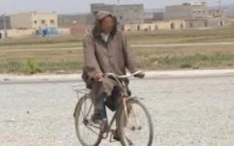 A Tiznit, un homme à vélo poignarde les jeunes filles "mal habillées"