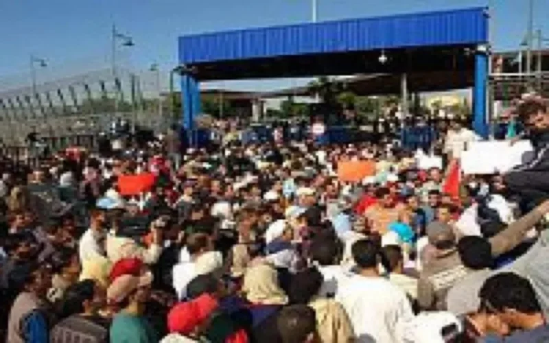Un millier de Marocains bloquent la frontière de Melilla