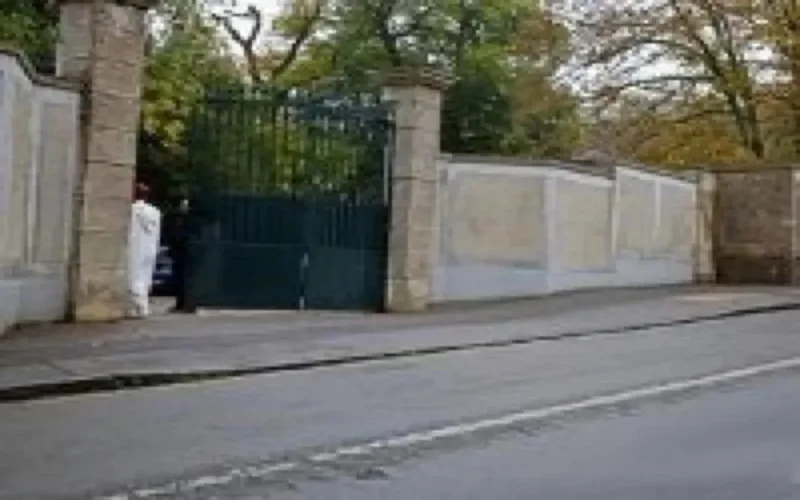 Manifestation devant le Château de Mohammed VI à Betz