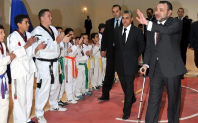 Photos - Le Roi Mohammed VI avec une canne orthopédique