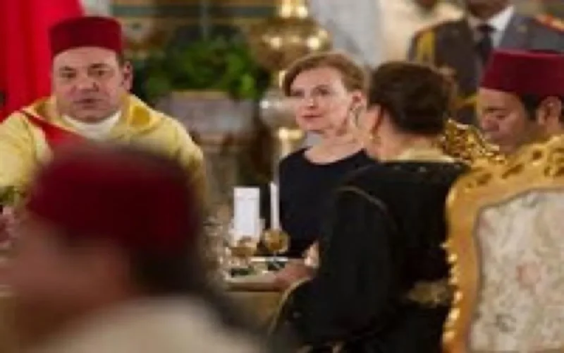 Valérie Trierweiler reçoit un caftan marocain du Palais royal