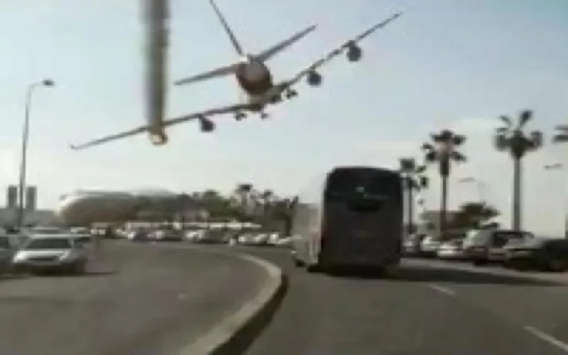 Un avion s'écrase sur le Morocco Mall de Casablanca