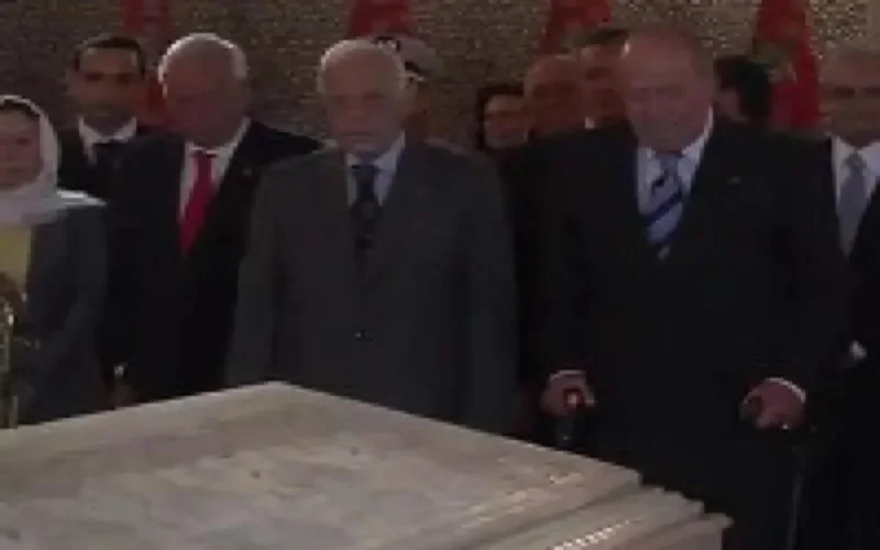 Juan Carlos d'Espagne se recueille sur la tombe de Hassan II