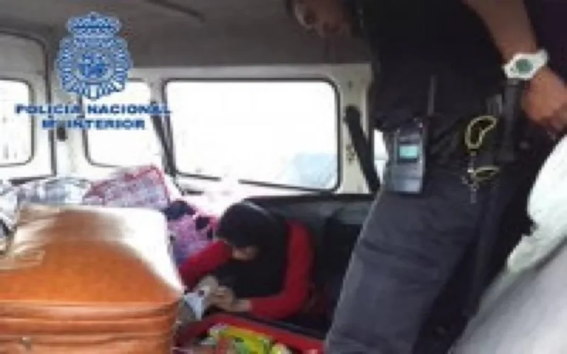 Vidéo : une Marocaine arrêtée en Espagne dans une valise