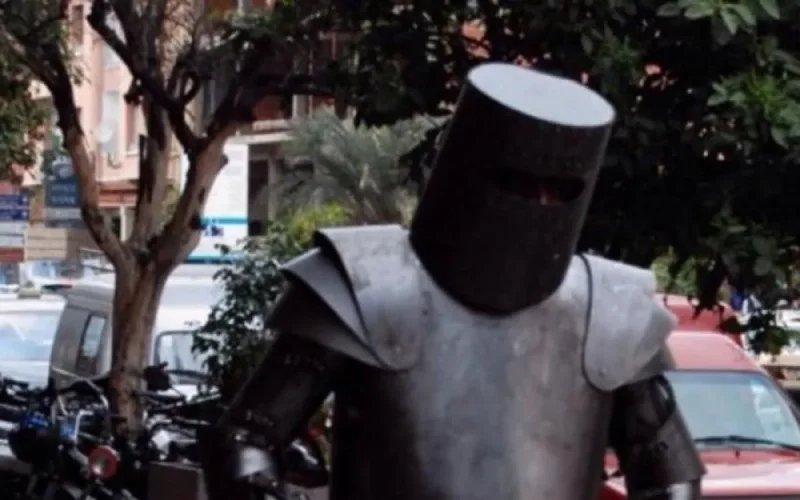 Un homme en armure fait sensation à Marrakech