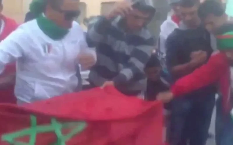 Des Algériens fêtent la victoire de l'Algérie en brûlant le drapeau marocain