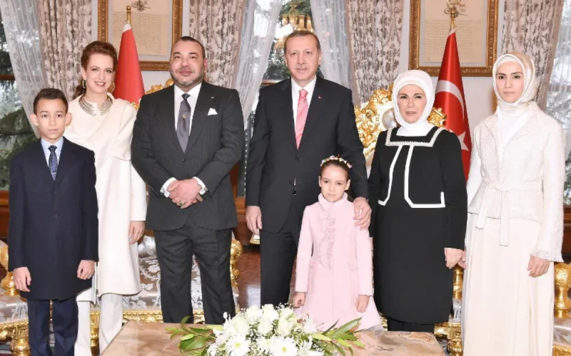 Le Roi Mohammed VI rencontre Tayyip Erdogan en Turquie