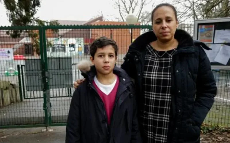 Une directrice d'école à un enfant : « Tu finiras arme à la main »