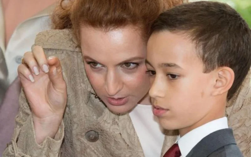 La princesse Lalla Salma et ses enfants à Jamaâ El Fna