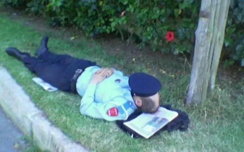 Des policiers marocains sanctionnés pour s'être endormis pendant leur service