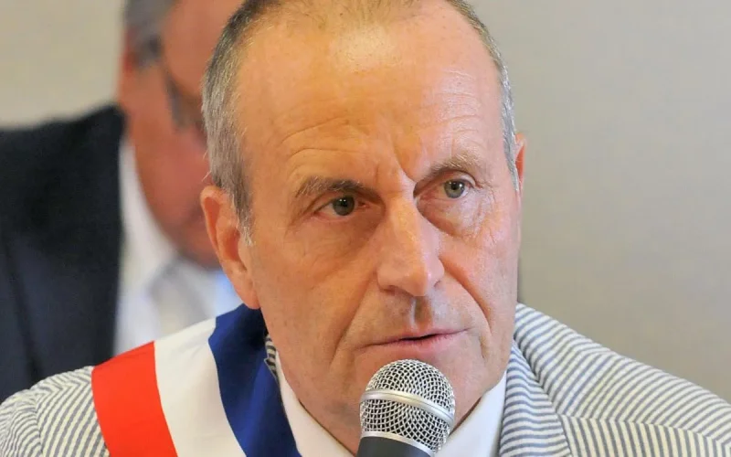 Le maire qui a demandé l'interdiction de l'islam en France a été interné