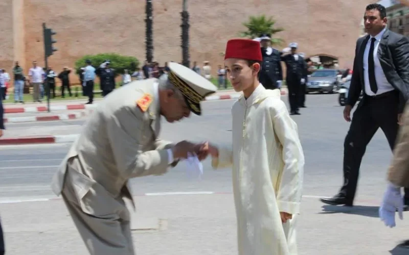 Moulay Hassan aux funérailles du général Bennani